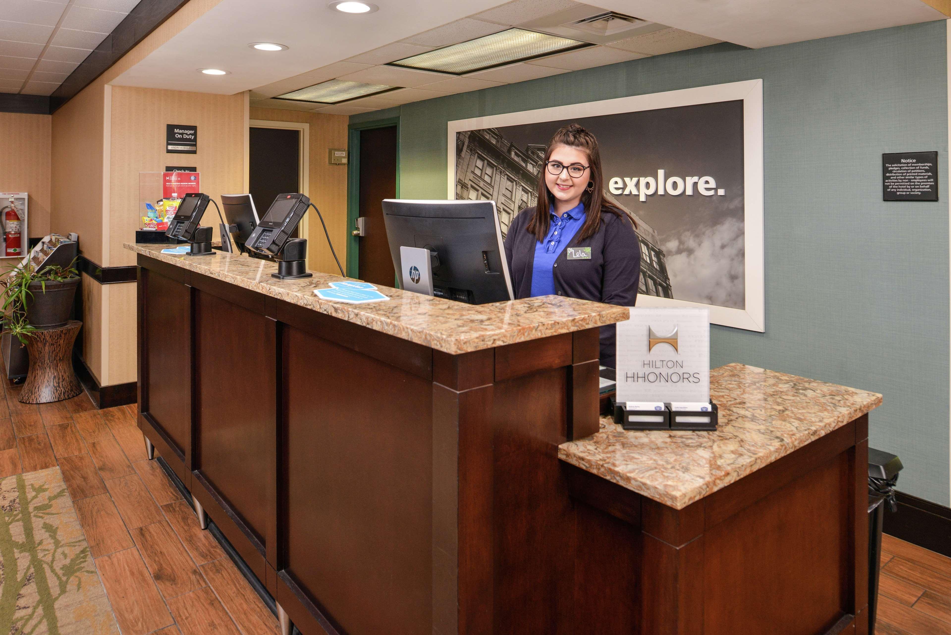 Hampton Inn Staunton Buitenkant foto