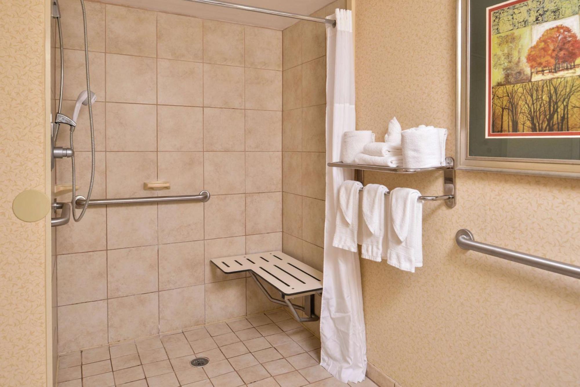 Hampton Inn Staunton Buitenkant foto