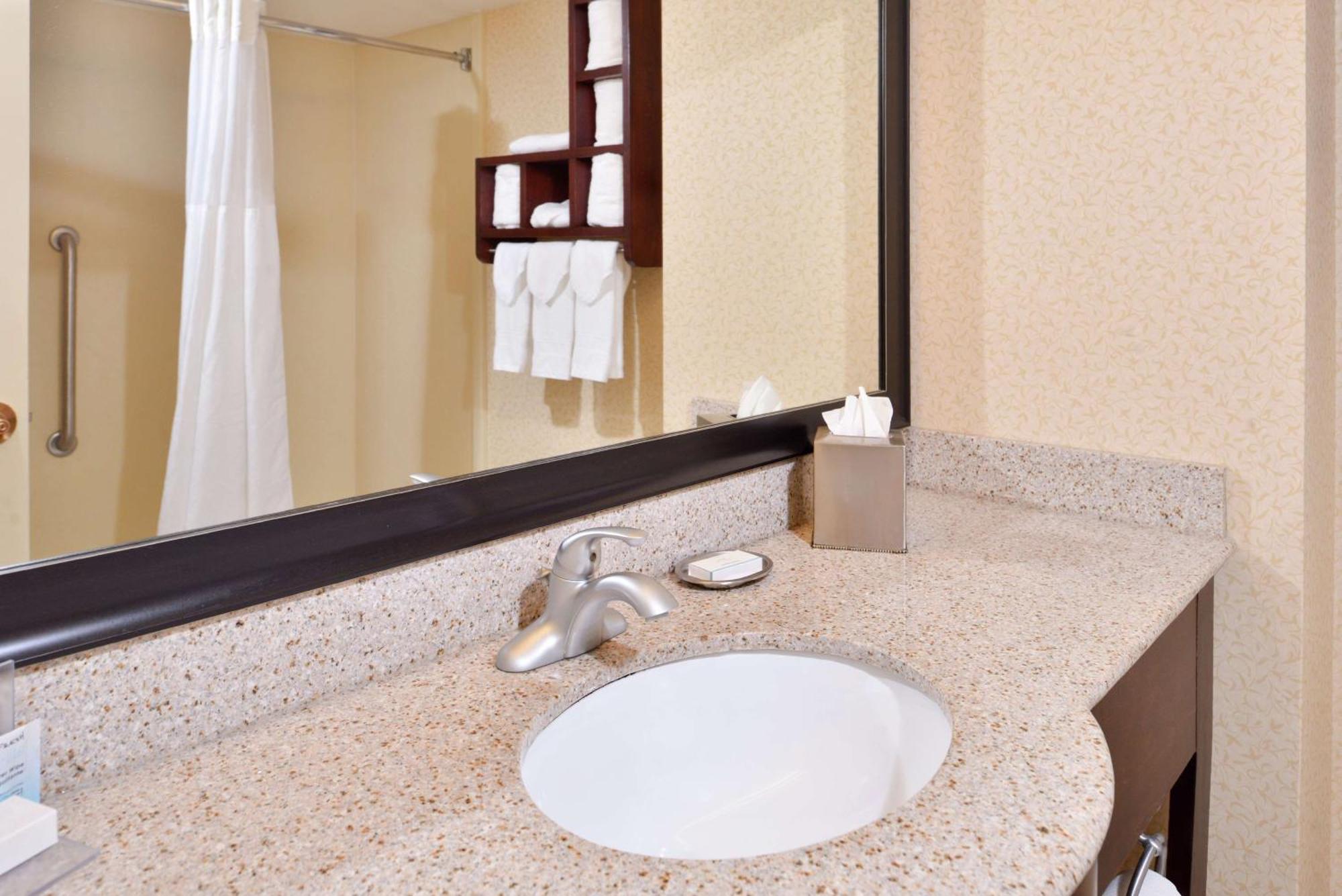 Hampton Inn Staunton Buitenkant foto