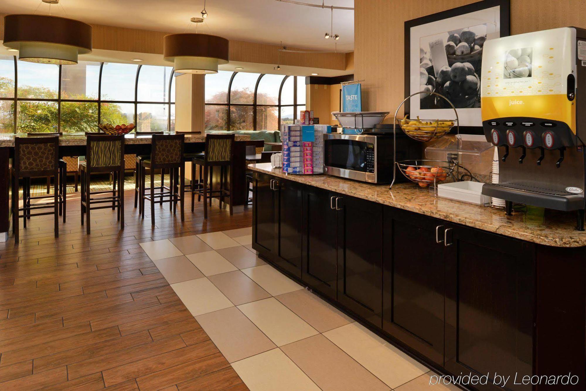 Hampton Inn Staunton Buitenkant foto