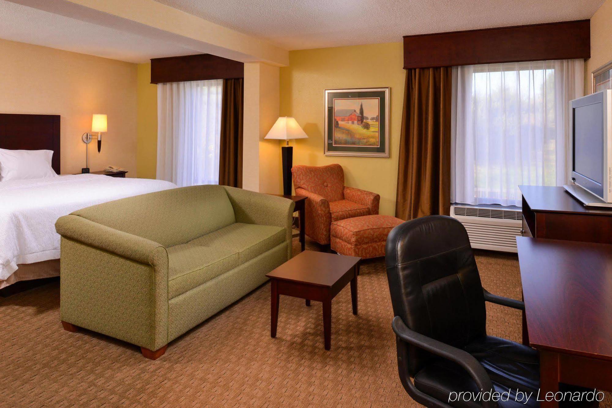 Hampton Inn Staunton Buitenkant foto