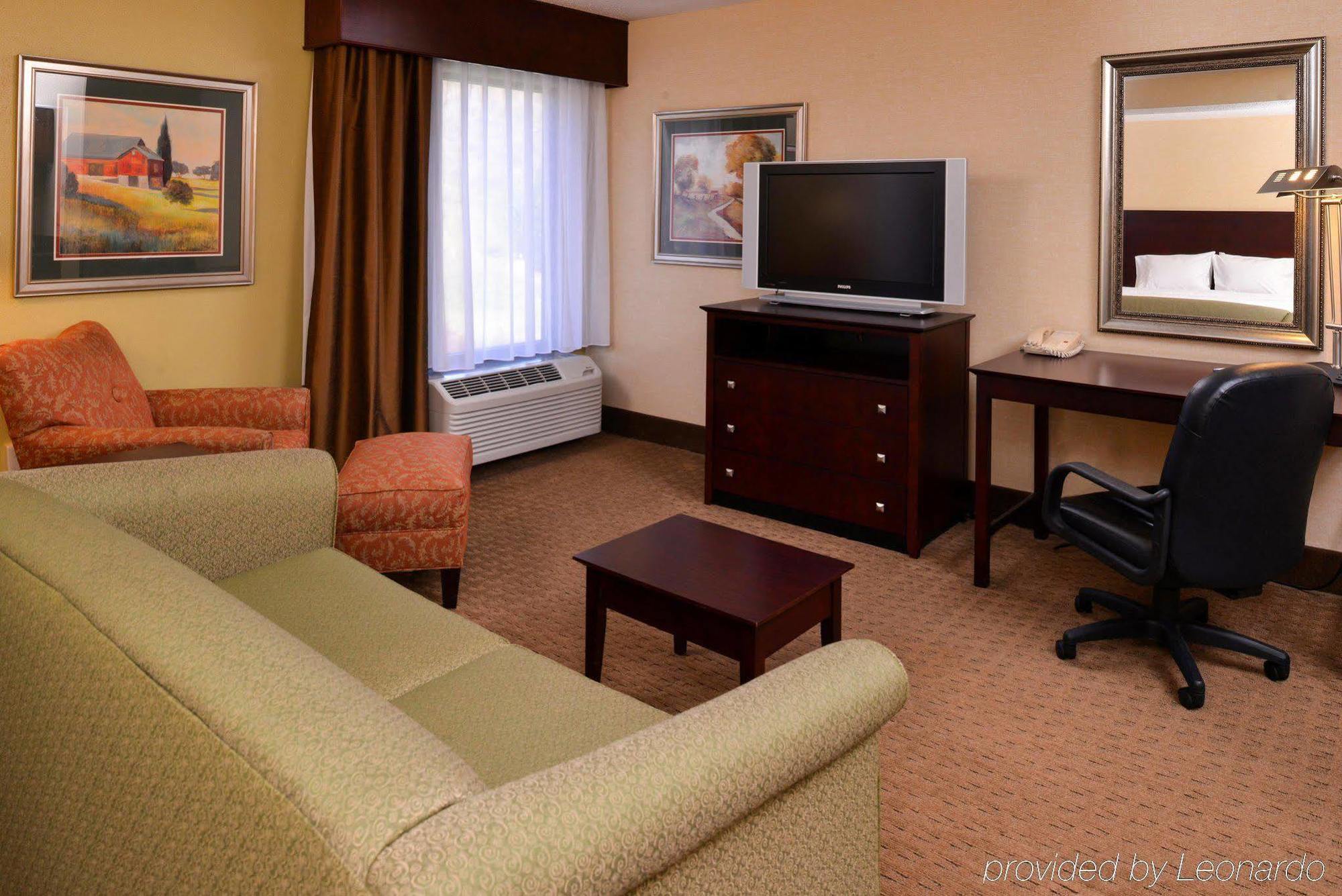 Hampton Inn Staunton Buitenkant foto